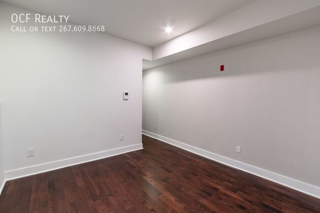 Building Photo - Modern University City Apt