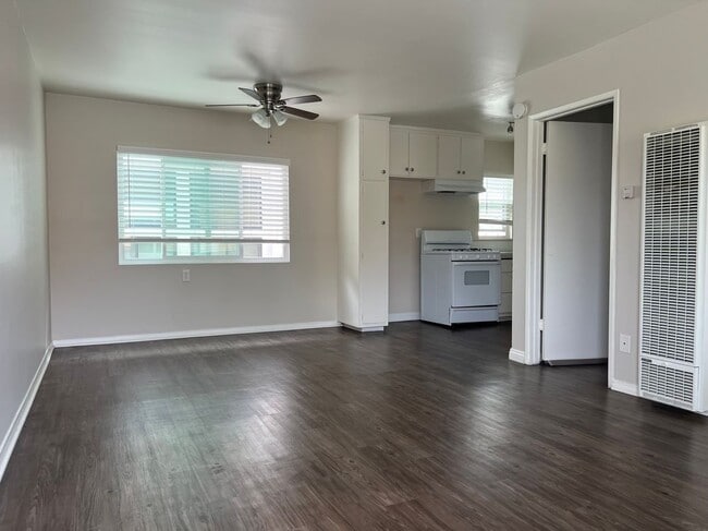 Building Photo - 2000 Carnegie Ln