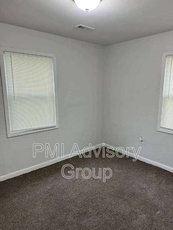 Building Photo - 3368 SE Girard St