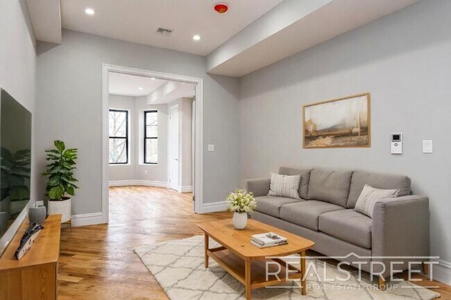 Foto del edificio - Stunning 3 BED 2 Bath Floor-Thru in Bed Stuy