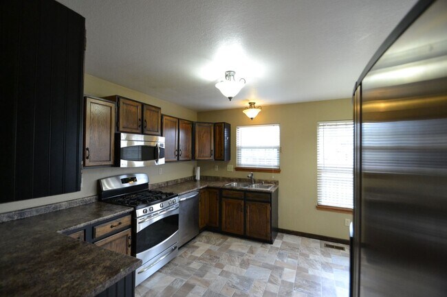 Building Photo - 3 Bedroom Home Plus Office with AC Availab...