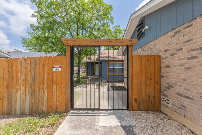 Foto del edificio - 1366 Bayou Dr
