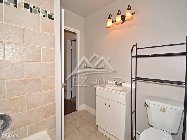 Building Photo - 3 br, 1.5 bath Apartment - 5634 Alhambra Ave