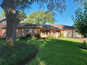 Building Photo - 2212 Locklaine Dr