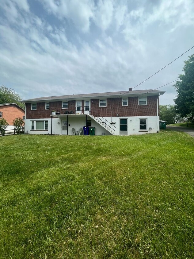 Building Photo - 902 Palmer Dr