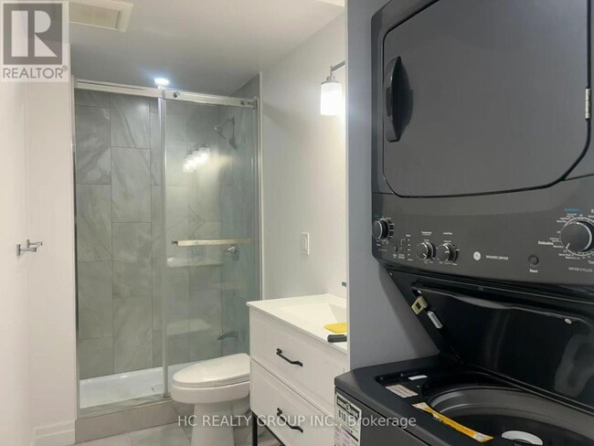 Photo du bâtiment - 62 Adrian Crescent