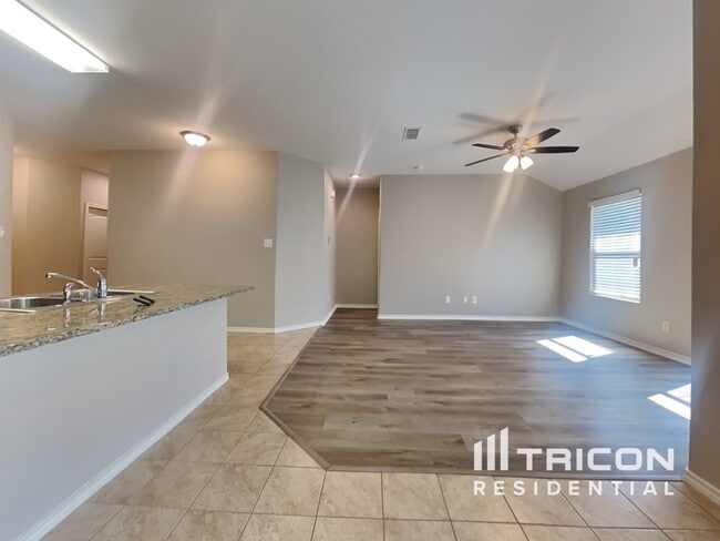 Building Photo - 1252 Edgewater Dr