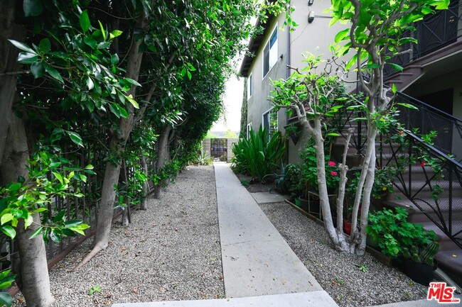Building Photo - 5533 W Jefferson Blvd