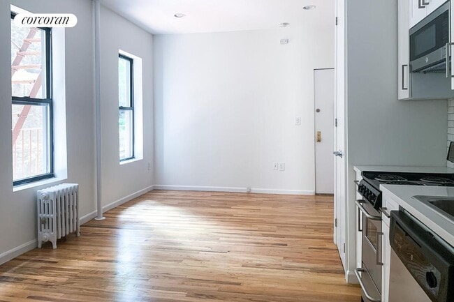 Building Photo - 128 W 13th St
