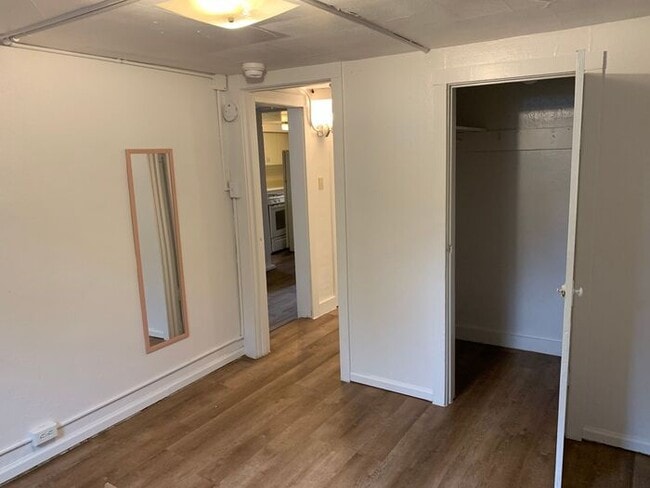 Building Photo - 1 bedroom, 1 bath Lower Level Duplex Unit ...