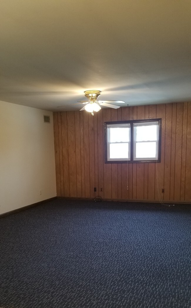 Building Photo - 609 N Dirks St
