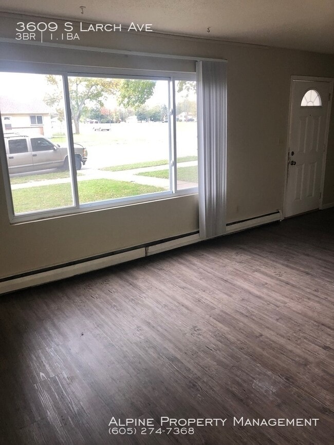 Building Photo - 3609 S Larch Ave