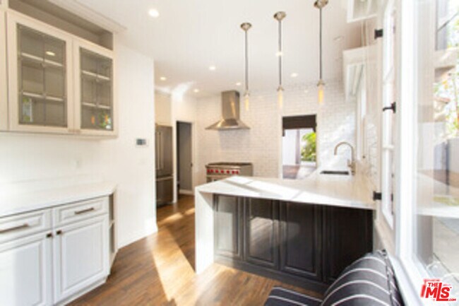 Foto del edificio - 153 N Arnaz Dr