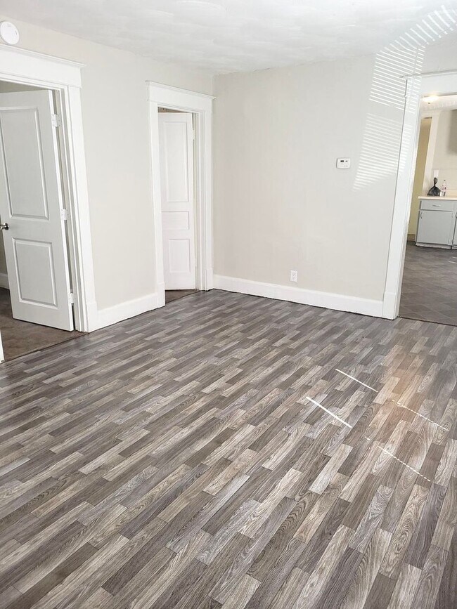 Building Photo - 2 Bedroom, 1 Bath, Newly Remodeled Home!