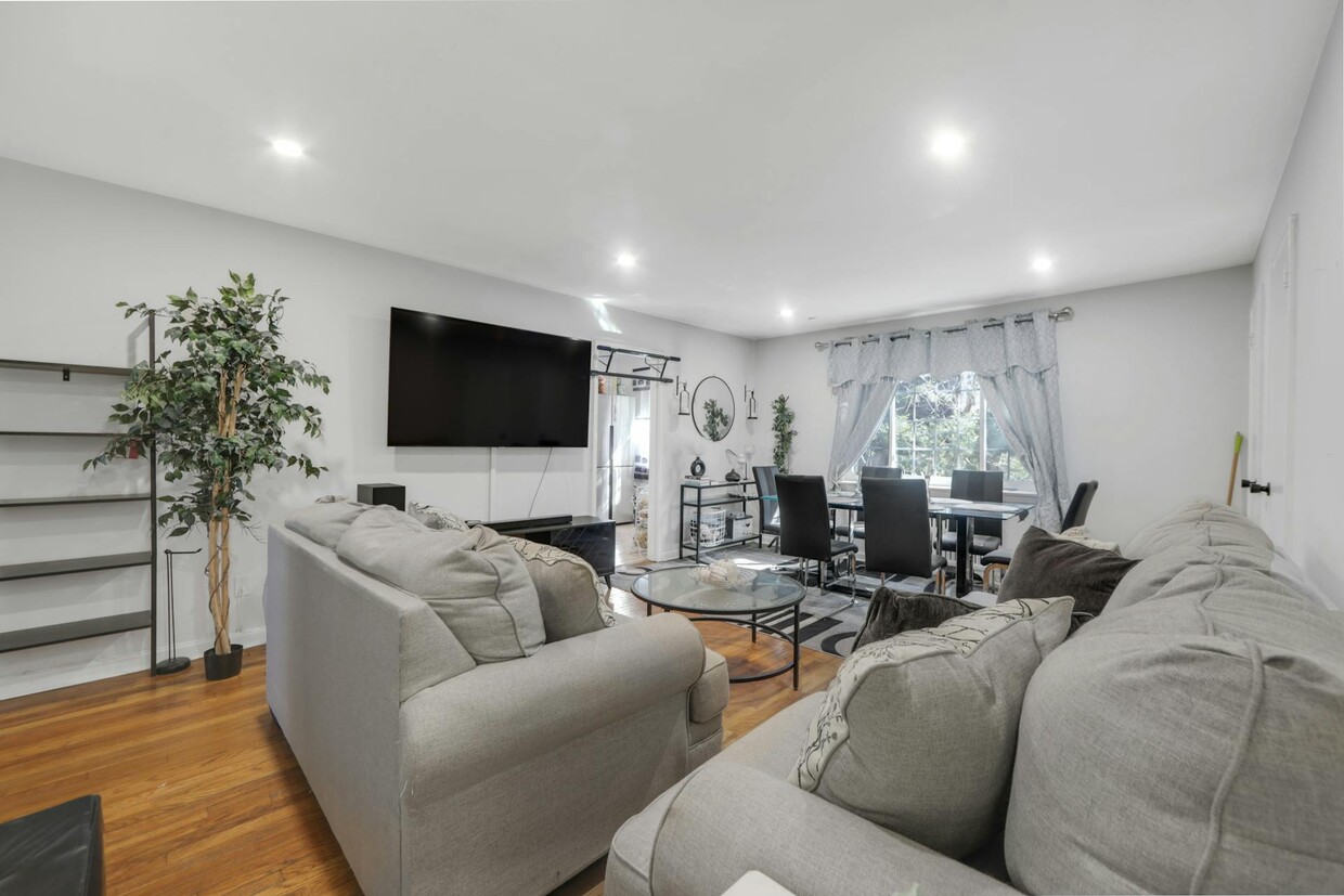 Foto principal - 97-99-99 Tracey Pl