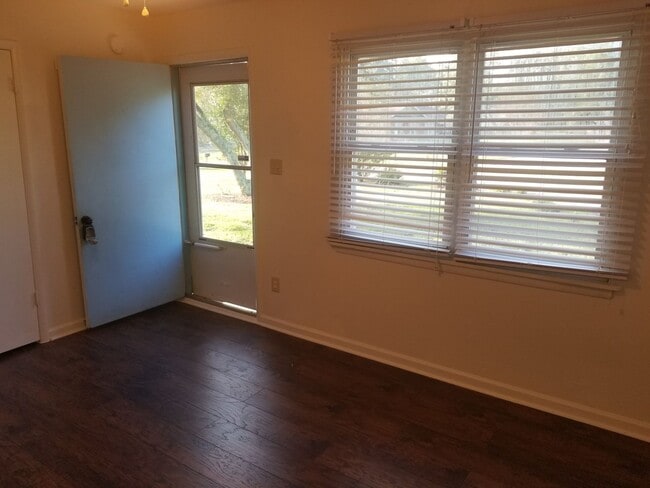 Foto del edificio - 3- Bedroom & 1- Bath