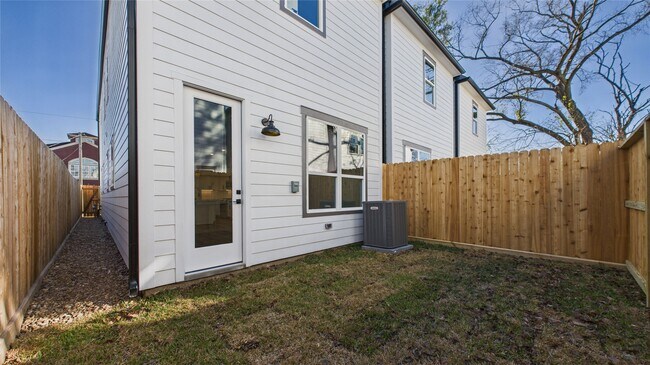 Building Photo - 5028 Creekmont Dr