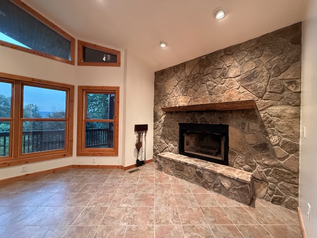 Building Photo - 409 Shady Ln