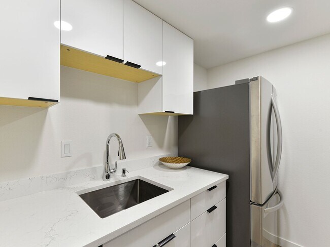 Foto del edificio - Available Now! Like-New Top Floor Beautifu...