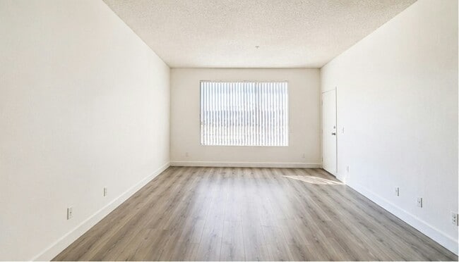Building Photo - 11657 Oxnard St
