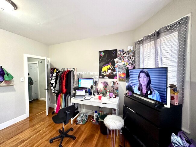 Building Photo - 94 E Cottage St