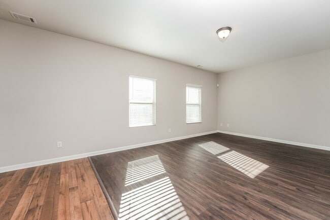 Building Photo - 4110 Dale Dr SE