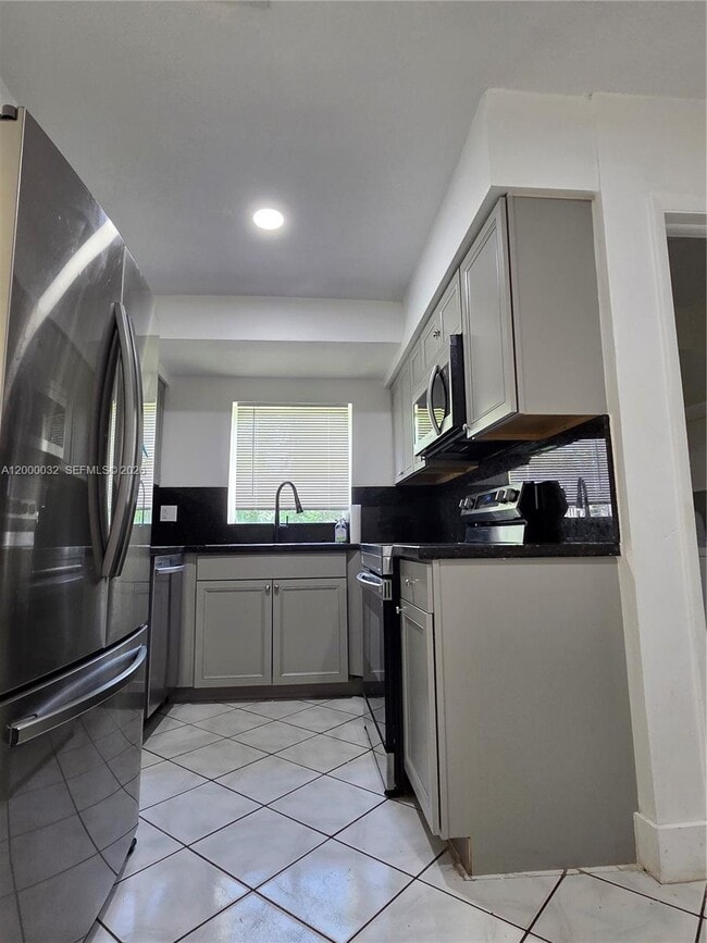 Foto del edificio - 400 NE 142nd St