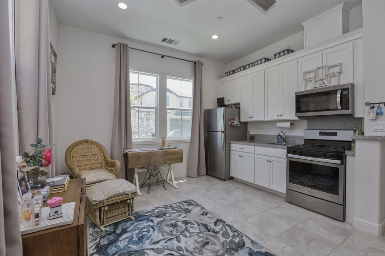 Living+Kitchen - 2879 Tulare Hills Dr