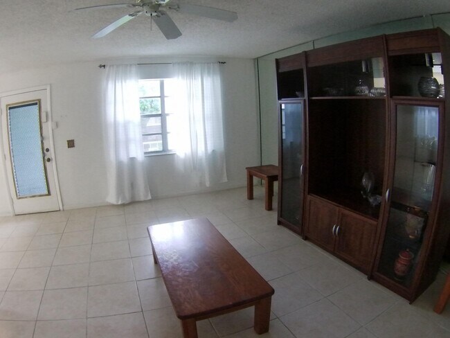 Foto del edificio - 556 Capri L