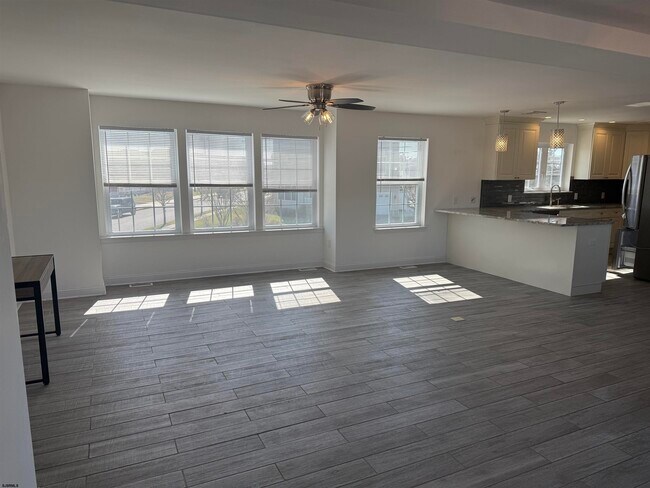 Foto del edificio - 101 W Beach Ave