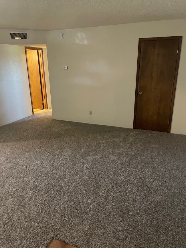 Building Photo - 2495 S Mountain View Dr