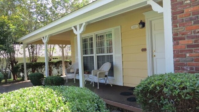 Building Photo - 3 BR/ 1.5 Midtown Charmer!