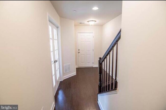 Entry level hallway - 3009 Saint Josephs Dr