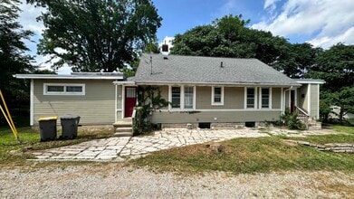 Building Photo - 518 S Swain Ave