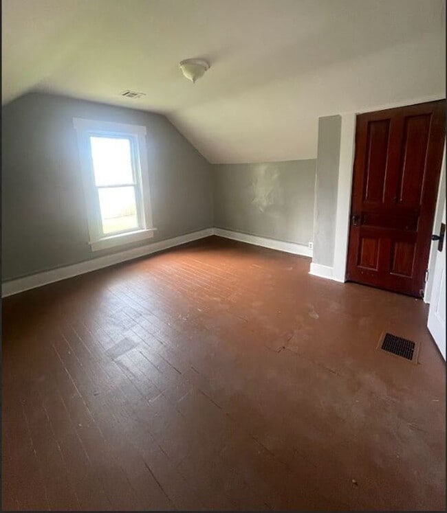 Building Photo - 3 bed 1 bath close to everything in Dayton!