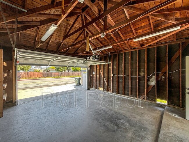 Building Photo - 3411 Vail Ave