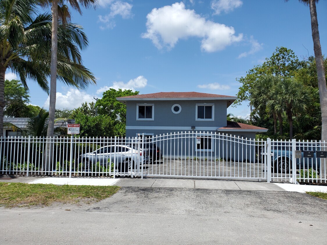 Primary Photo - 1323 NE 5th Ave