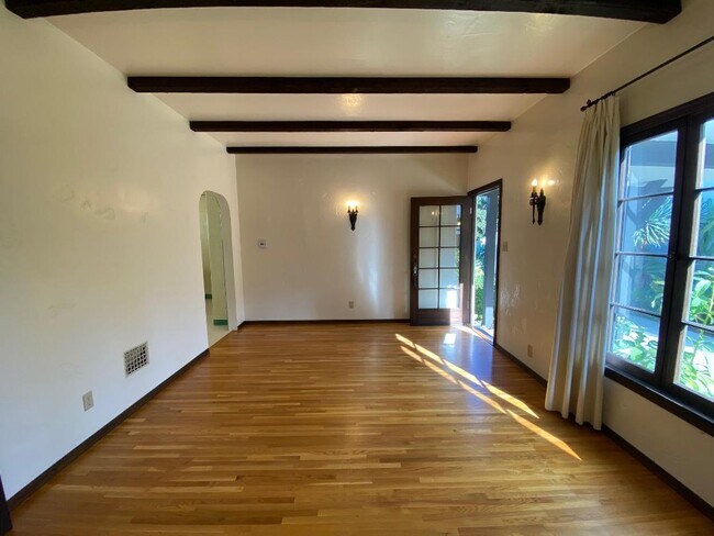 SALA DE ESTAR Y ENTRADA - 1841 Kelton Ave