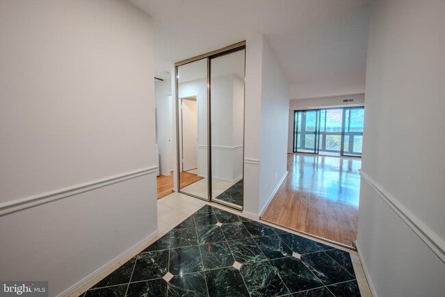 Foto del edificio - 8370 Greensboro Dr