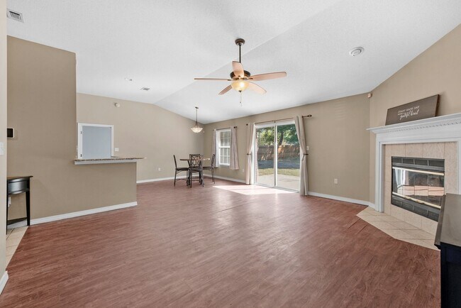 Foto del edificio - Spacious Milton Beauty with Fireplace & Fe...