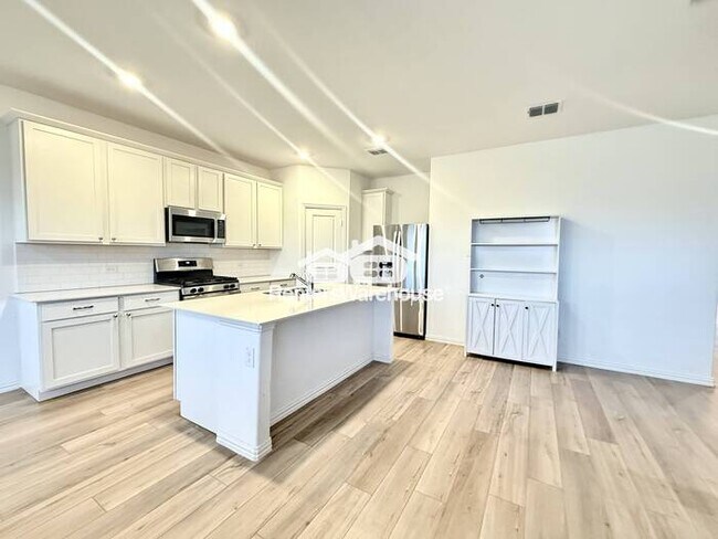 Foto del edificio - Move-in ready and like new, this newer home is ready to welcome its next residents