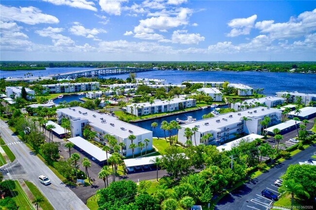 Foto del edificio - 1950 SW Palm City Rd