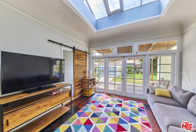 Foto del edificio - 1107 S Dunsmuir Ave