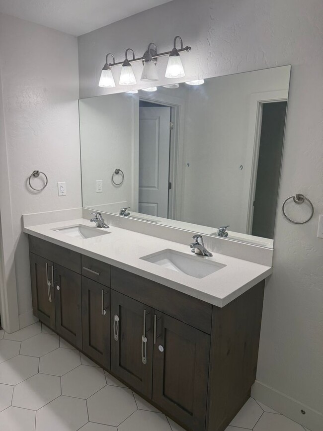 Building Photo - Beautiful town home with central air and a 2 car garage