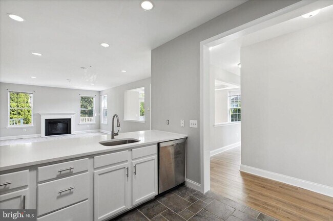 Foto del edificio - Spacious Townhome with 4 Bedrooms and 3.5 Baths!!