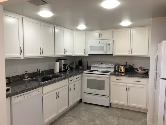 Building Photo - 2800 N Ocean Drive B-12c