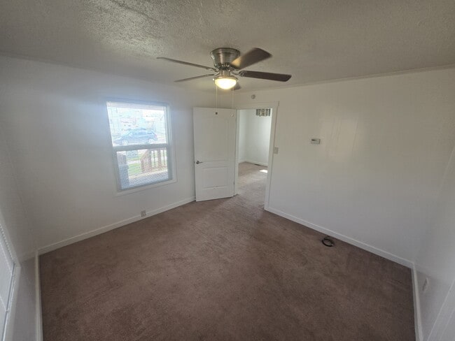 Building Photo - 411 Opal St