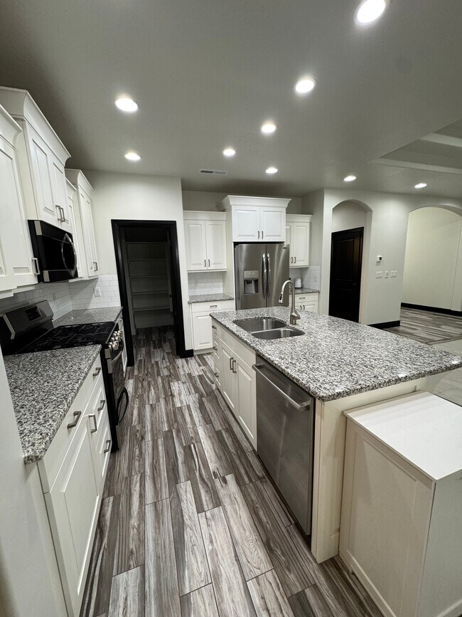 Building Photo - 4791 Crossroads Dr