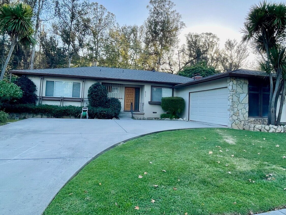 Foto principal - Spacious updated home in Hidden Valley nei...