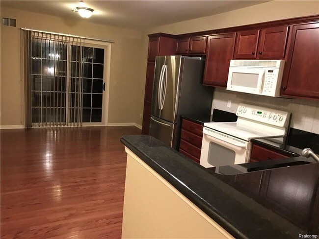 Building Photo - 652 Village Ln